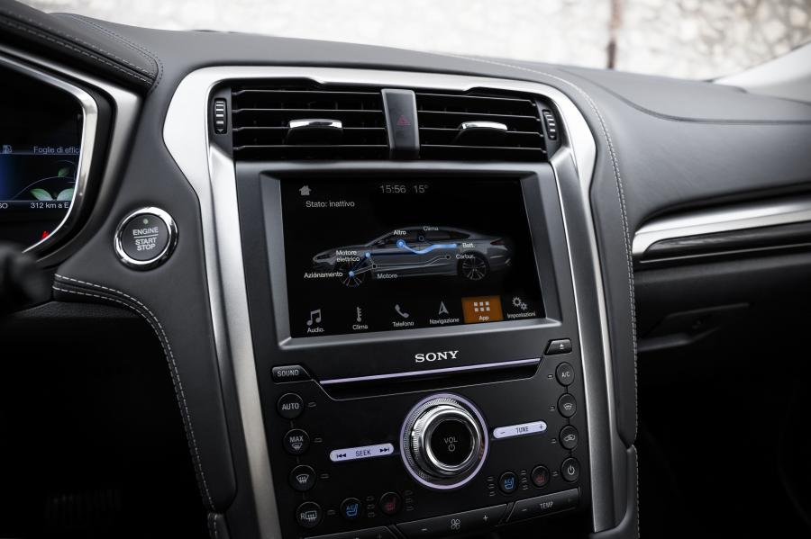 Детали интерьера Ford Vignale Mondeo Hybrid Turnier 2019 года  (WW) (фото 8 из 15)